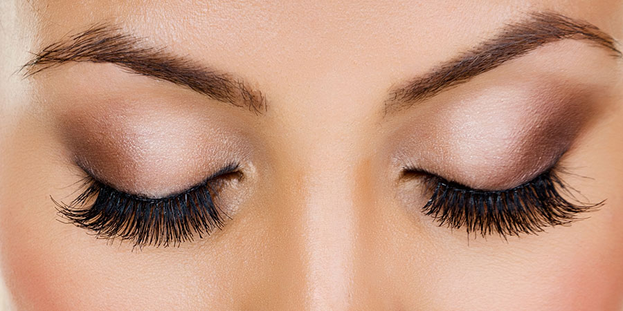 Photo qui montre la pose d’extensions de cils